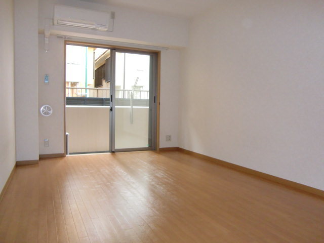 居室・リビング　参考写真（同建物別部屋のものです）