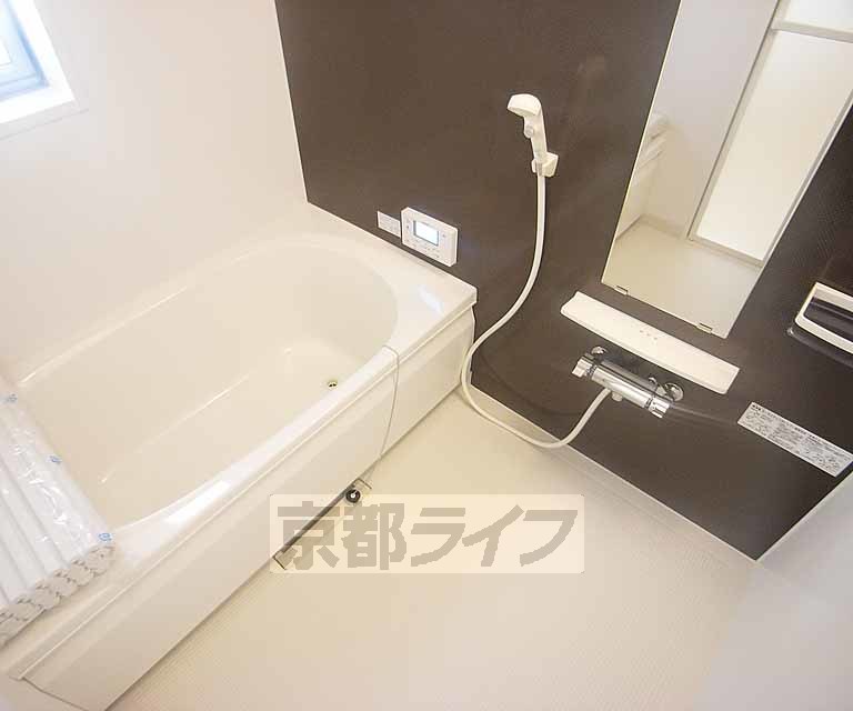 バス・シャワールーム　窓があるお風呂です。