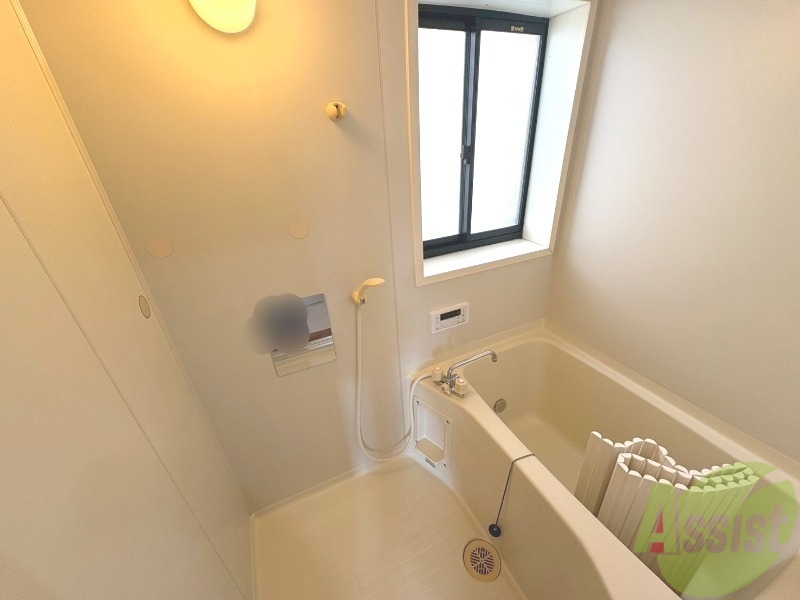 バス・シャワールーム　浴槽が広いので日々の疲れも癒されますね。