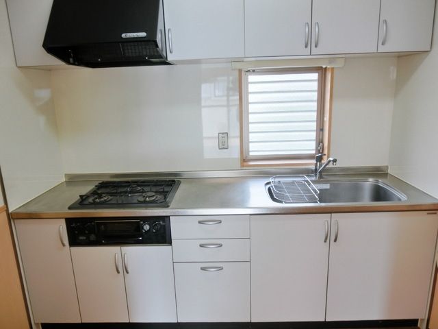 キッチン　★明るい窓の付いた３口システムキッチン★