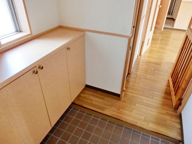 玄関　★明るい窓のある玄関・リードフックも付いています★