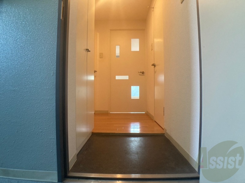 玄関　玄関です。すぐ広いリビングにつながっています。