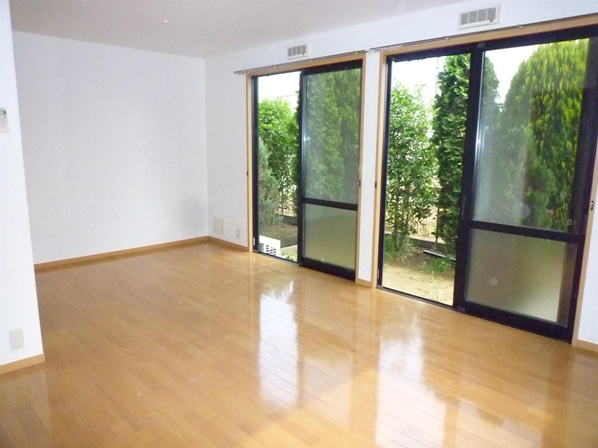 居室・リビング　日当たり良好です。