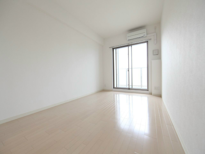 居室・リビング　洋室8.2帖　エアコン完備　バルコニー