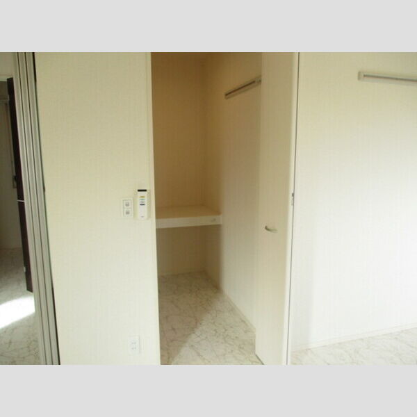 収納　洋間ウォークインクローゼット