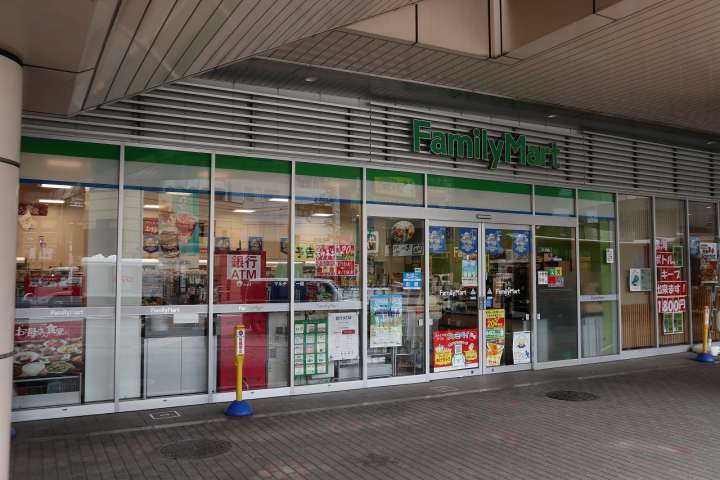 コンビニ　ファミリーマート（コンビニ）まで929m
