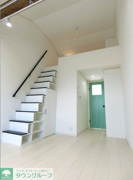 その他部屋・スペース　白が基調の明るい室内に、梁（はり）や輸入ドアがアクセントで…