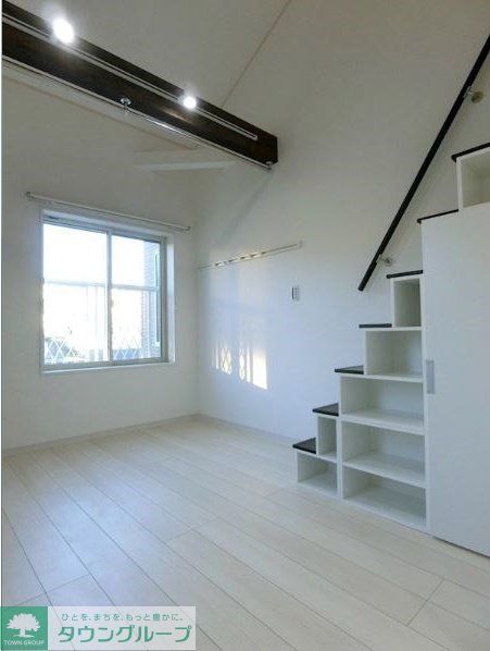 居室・リビング　天井が高く開放感があります！