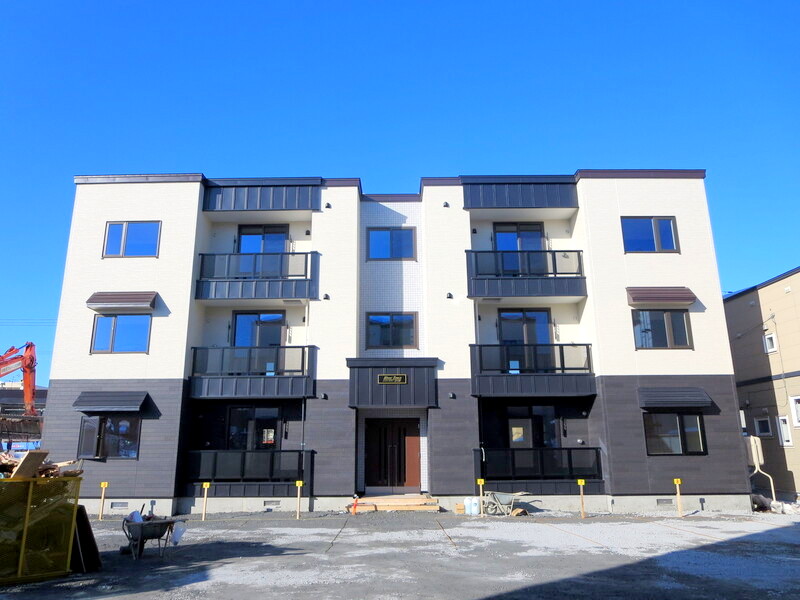 建物外観　駐車２台分無料の広々３ＬＤＫタイプのお部屋です♪