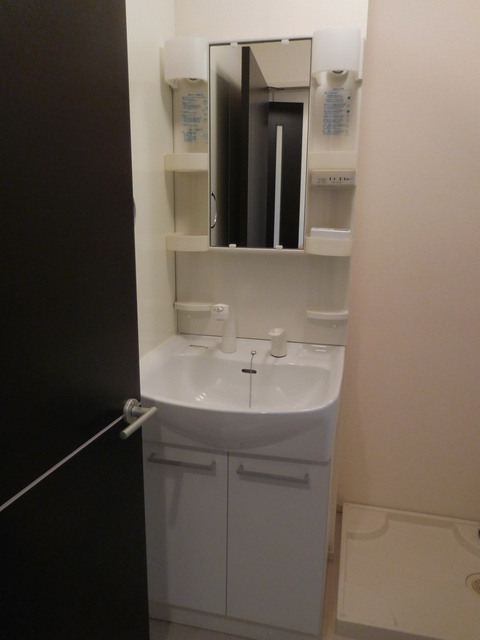 洗面設備　独立洗面台完備で朝の支度も楽になります。