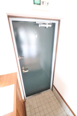 玄関　※同間取り、別号室のお写真になります。