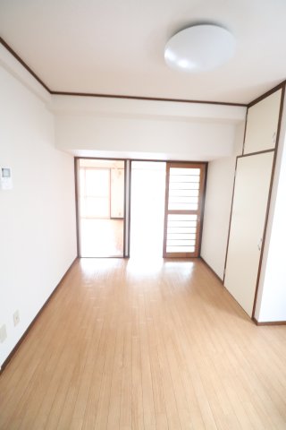 居室・リビング　※同間取り、別号室のお写真になります。