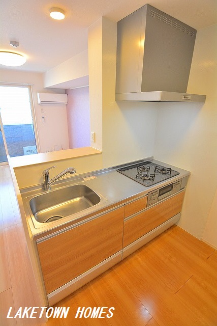 キッチン　グリル付３口コンロのシステムキッチンです。