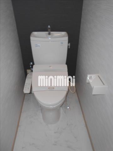 トイレ　温水洗浄便座付きのトイレです。