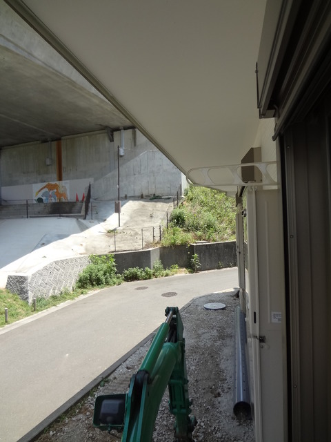 バルコニー　物干し竿掛け