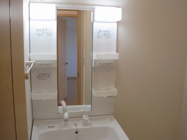 洗面設備　コンパクトで使いやすい洗面所