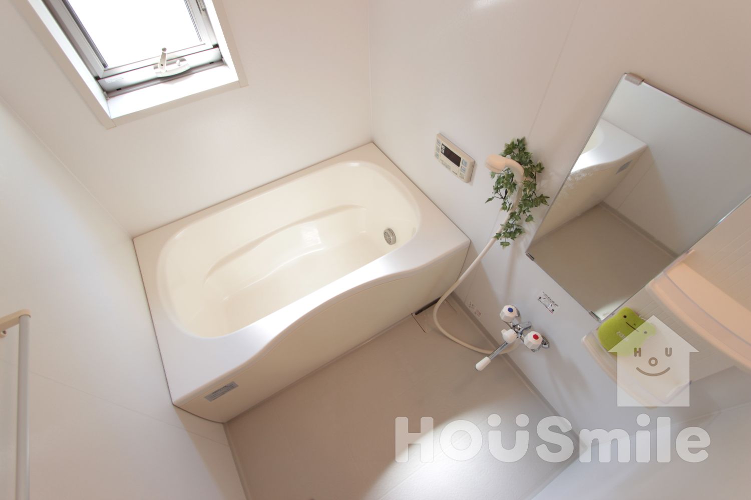 バス・シャワールーム　バス（追焚機能、小窓つき）
