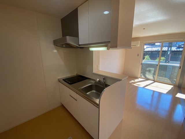 キッチン　反転した間取りの室内写真