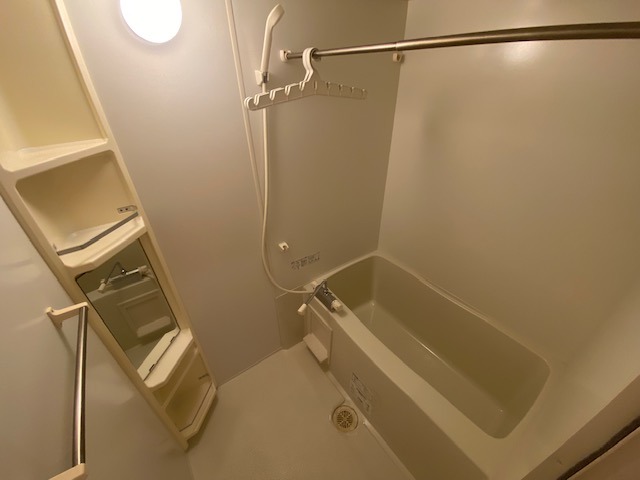 バス・シャワールーム　反転した間取りの室内写真