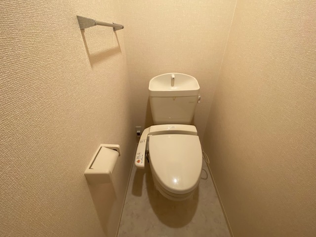 トイレ　反転した間取りの室内写真