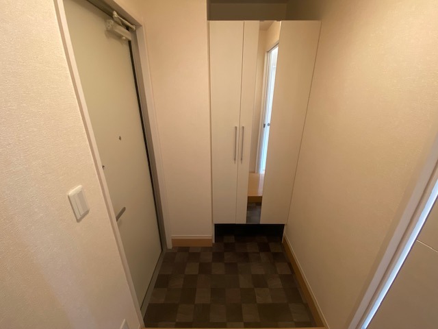 玄関　反転した間取りの室内写真