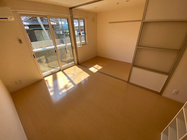 居室・リビング　反転した間取りの室内写真