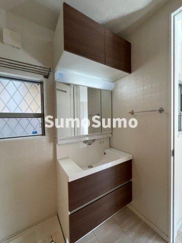 洗面設備　明るい洗面所です