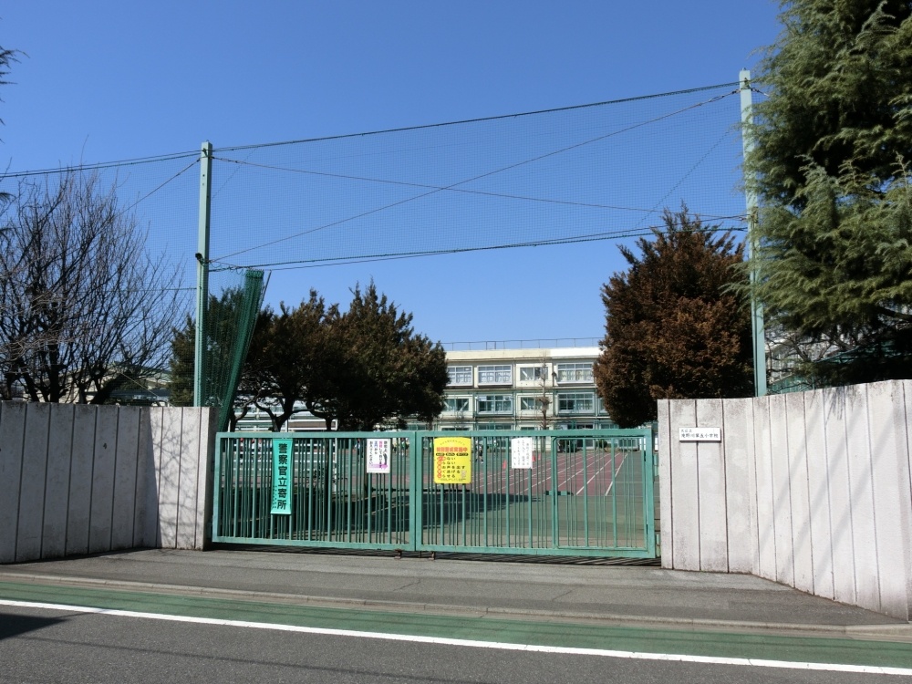 小学校　滝野川第五小学校（小学校）まで658m