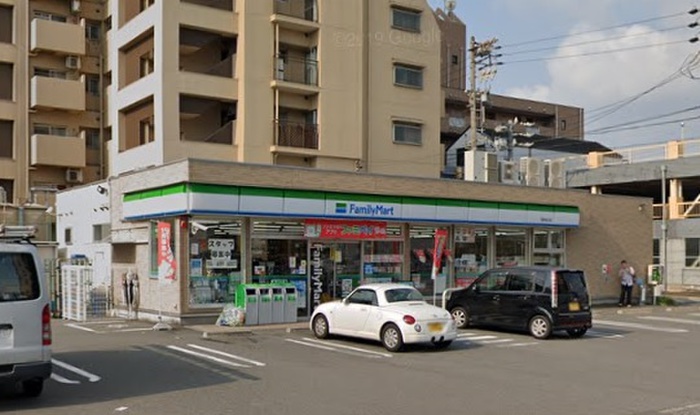 コンビニ　ファミリーマート（コンビニ）まで450m