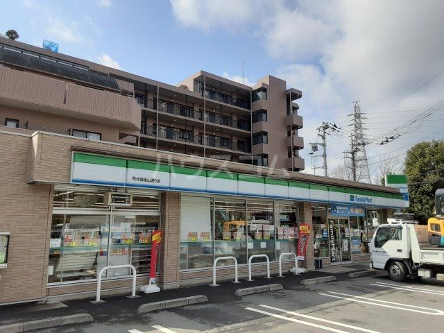コンビニ　ファミリーマート（コンビニ）まで1233m