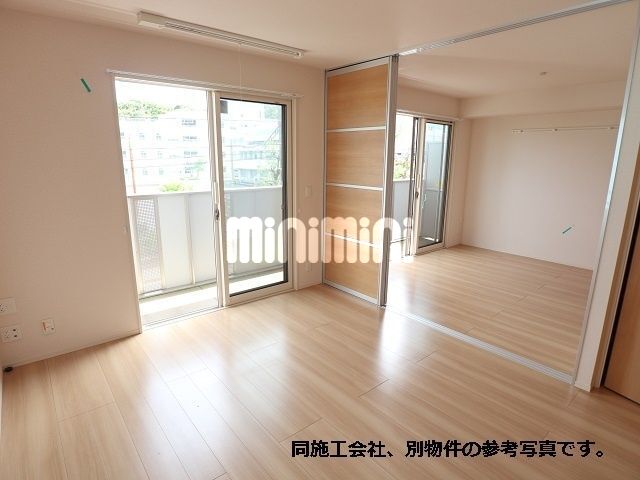 居室・リビング　同施工会社、別物件の参考写真です。