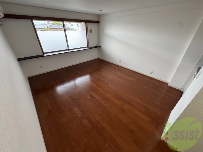 居室・リビング　いらっしゃいませ。フローリングのお部屋はキレイですね。