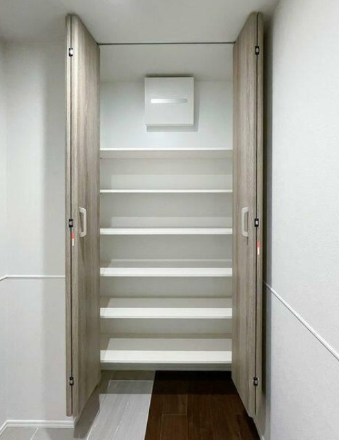玄関　写真は同タイプ住居です。