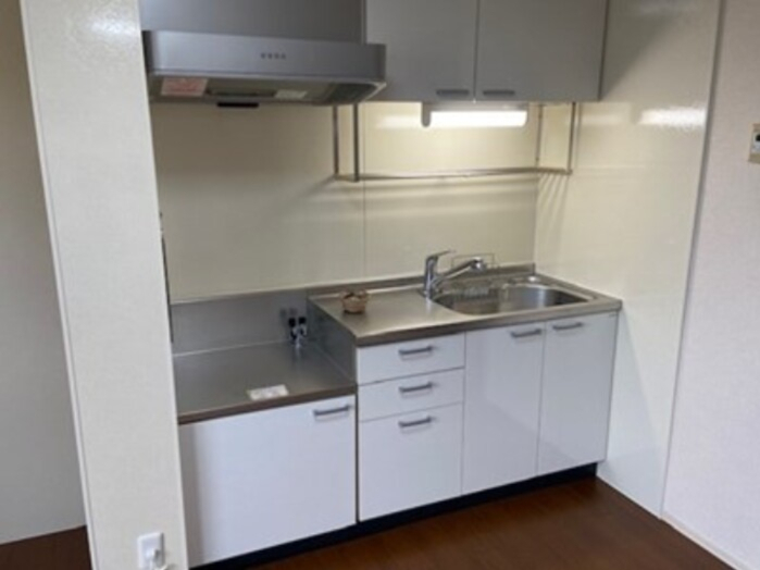 キッチン　別部屋同一間取りのお写真となります。