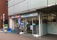 コンビニ　ファミリーマート 東麻布一丁目店（コンビニ）まで756m