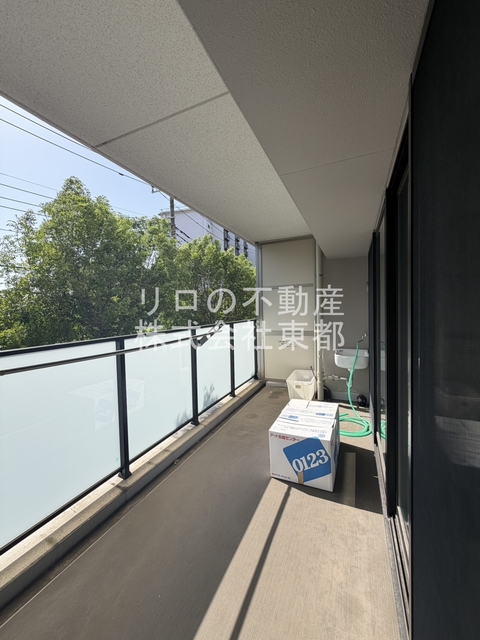 バルコニー　バルコニーがあるので洗濯物を太陽の下で干すことができます♪