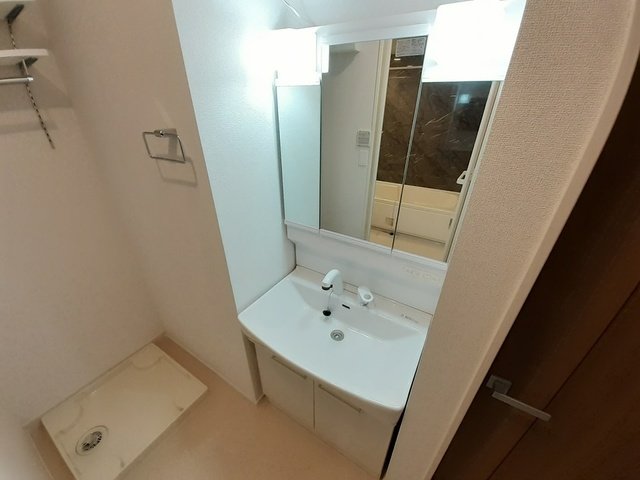 洗面設備　明るい洗面所です