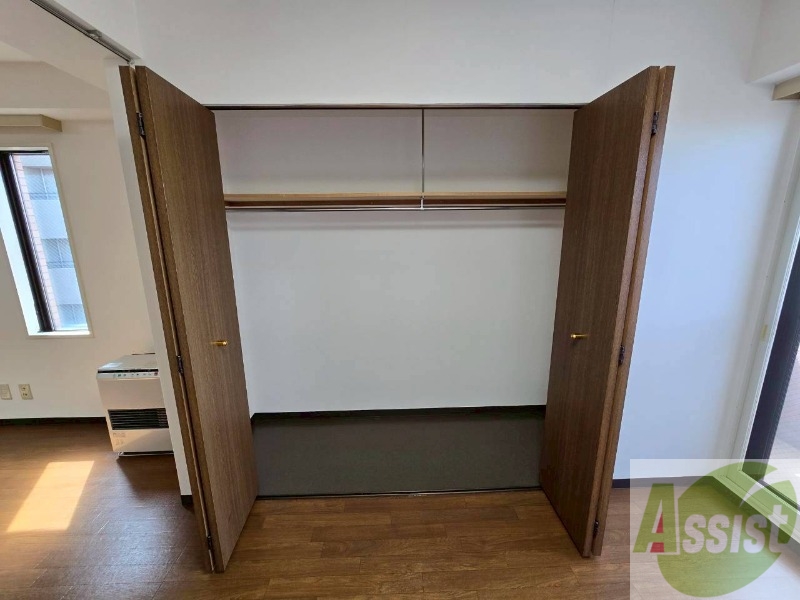 収納　クローゼットは奥行きもあり、荷物が多い方でも安心です。