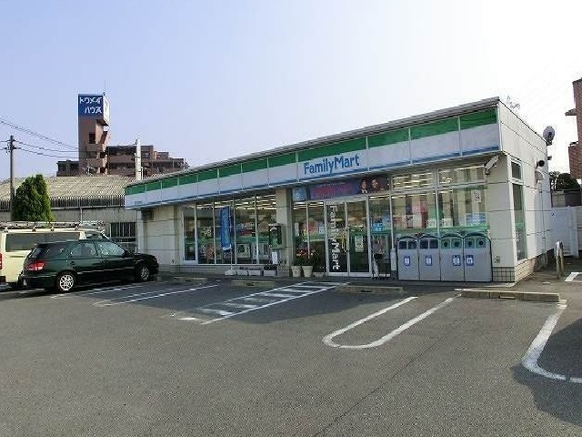 コンビニ　ファミリーマート（コンビニ）まで200m