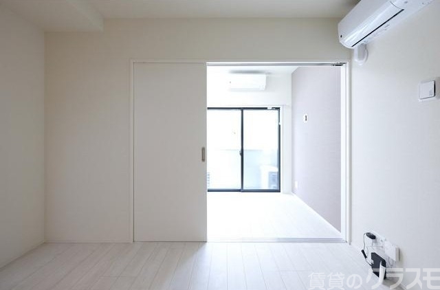 居室・リビング　白を基調にした明るいお部屋です。