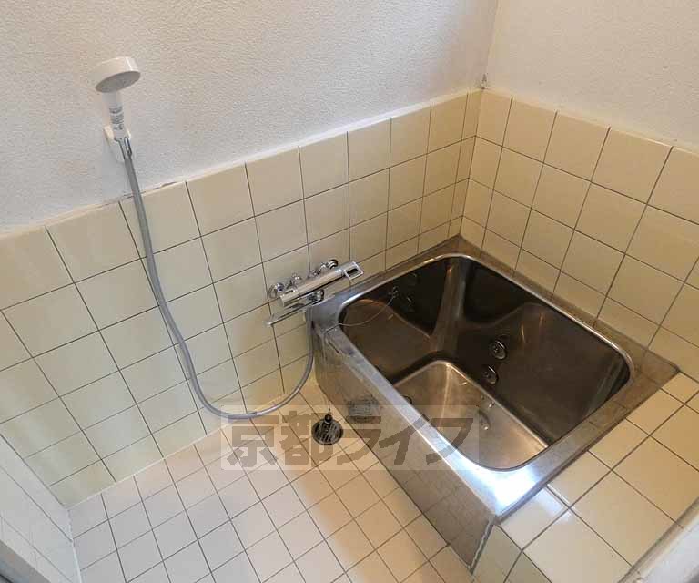 バス・シャワールーム　窓付きのお風呂です。