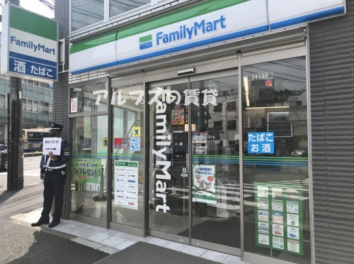 コンビニ　ファミリーマート 横浜西神奈川三丁目店（コンビニ）まで109m