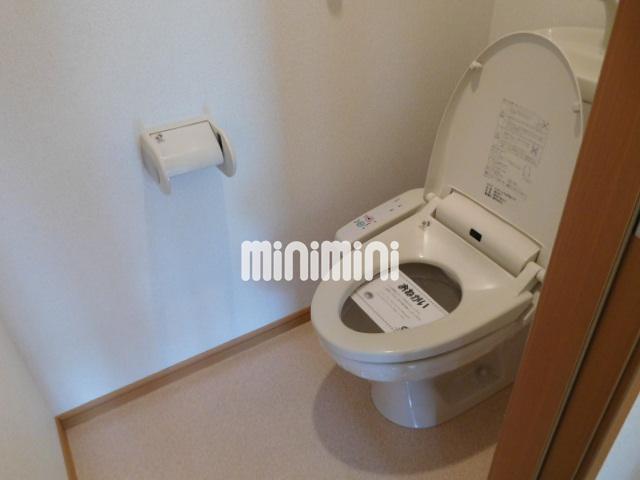 トイレ　温水暖房便座付きです。