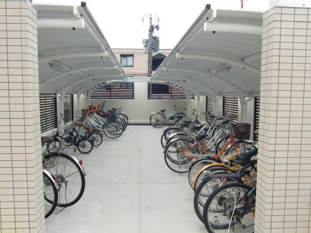 その他　屋根付き自転車置き場で愛車も安心ですね。