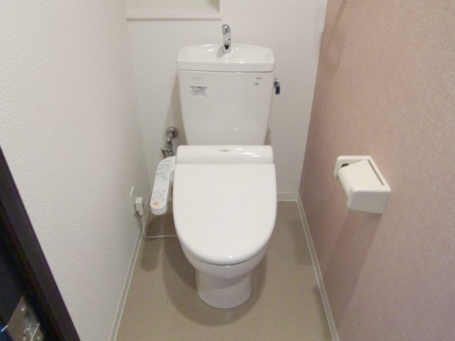 トイレ　ウォッシュレット付きの清潔感ある白いトイレ