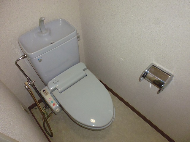 トイレ　収納も最初から有り便利です