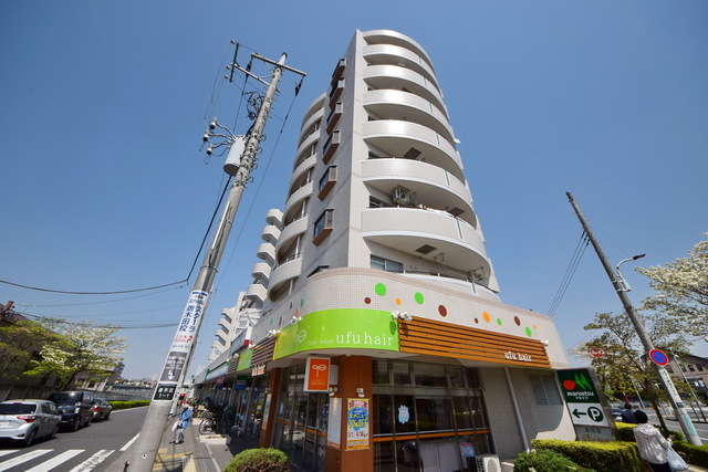 建物外観　～１階にスーパーもあって便利ですよ～