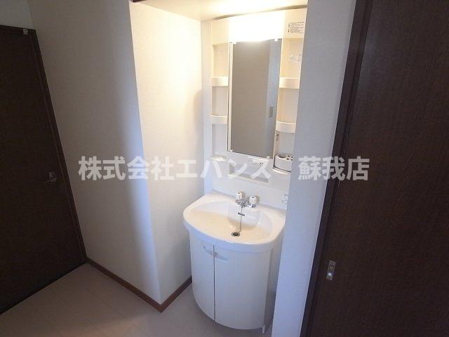 洗面設備　ゆったりとスペースのある洗面所