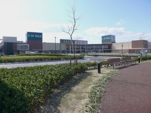 ショッピングセンター　リーフウォーク稲沢（ショッピングセンター）まで555m