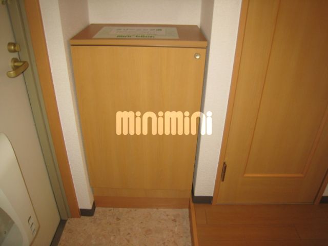 収納　大型の下駄箱付き